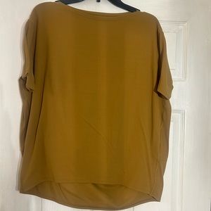 Lululemon women’s tan/gold oversized shirt. Tag missing. Excellent condition.